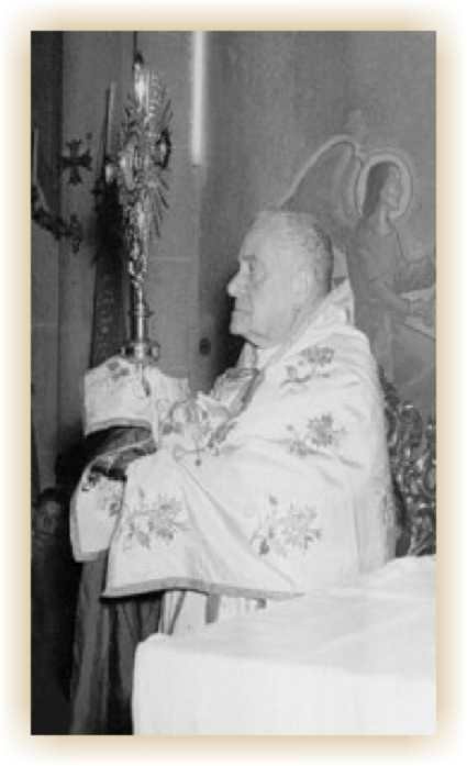 Dom Raffaello Delle Nocche em oração diante do altar