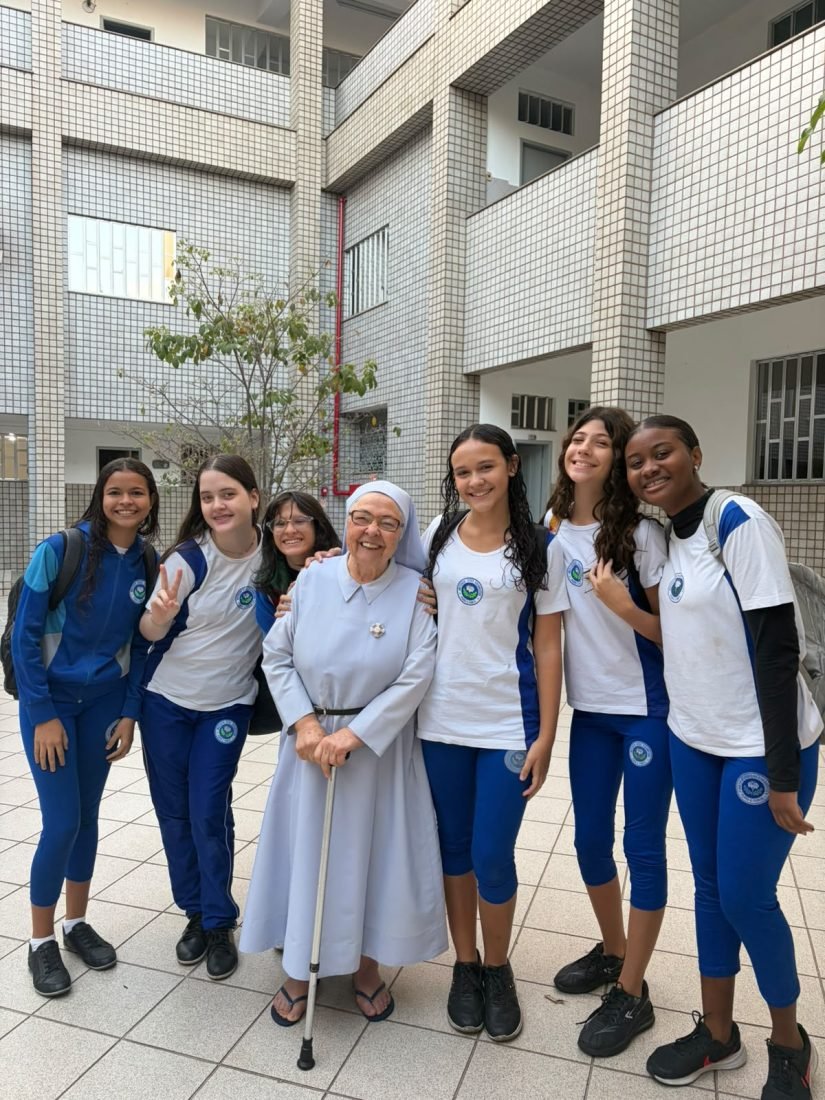 Irmã Discípula com estudantes atendidos pelas obras
