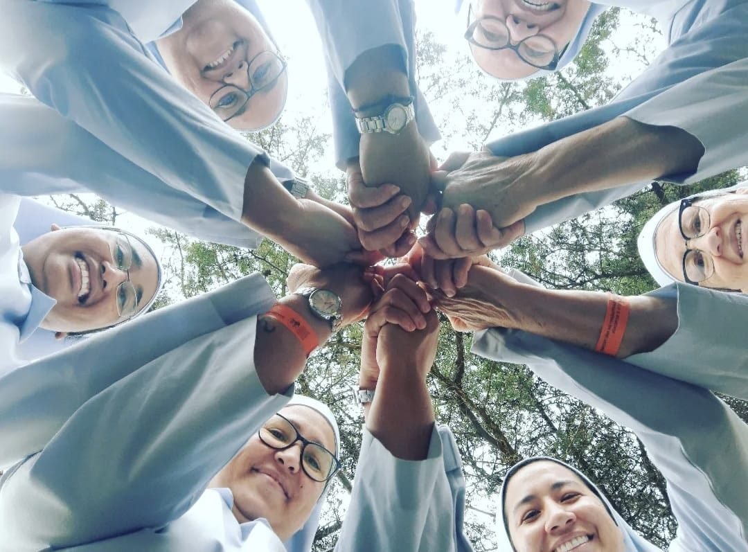 Mãos unidas: ninguém caminha sozinha